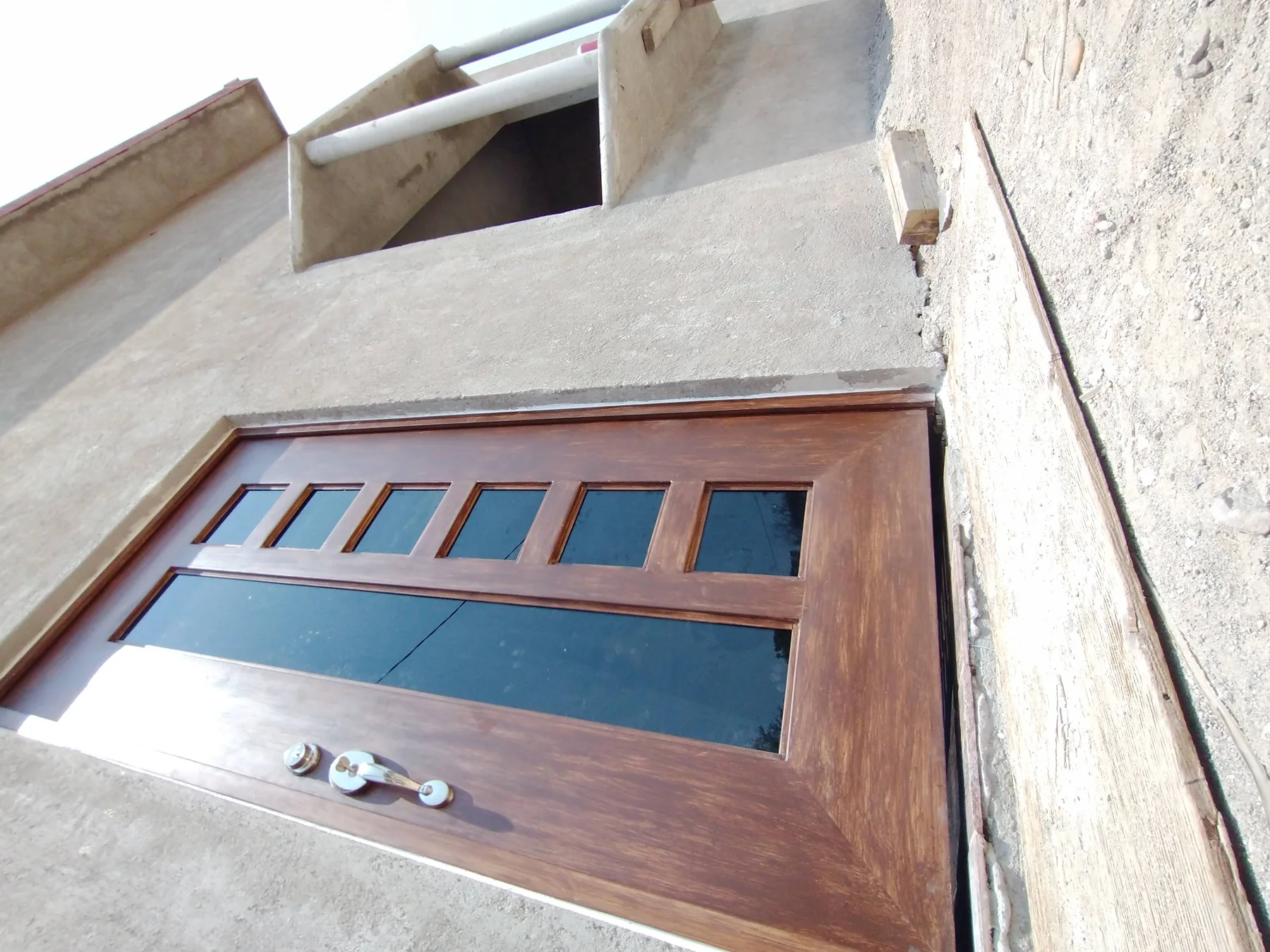 Puerta con acabado tipo madera