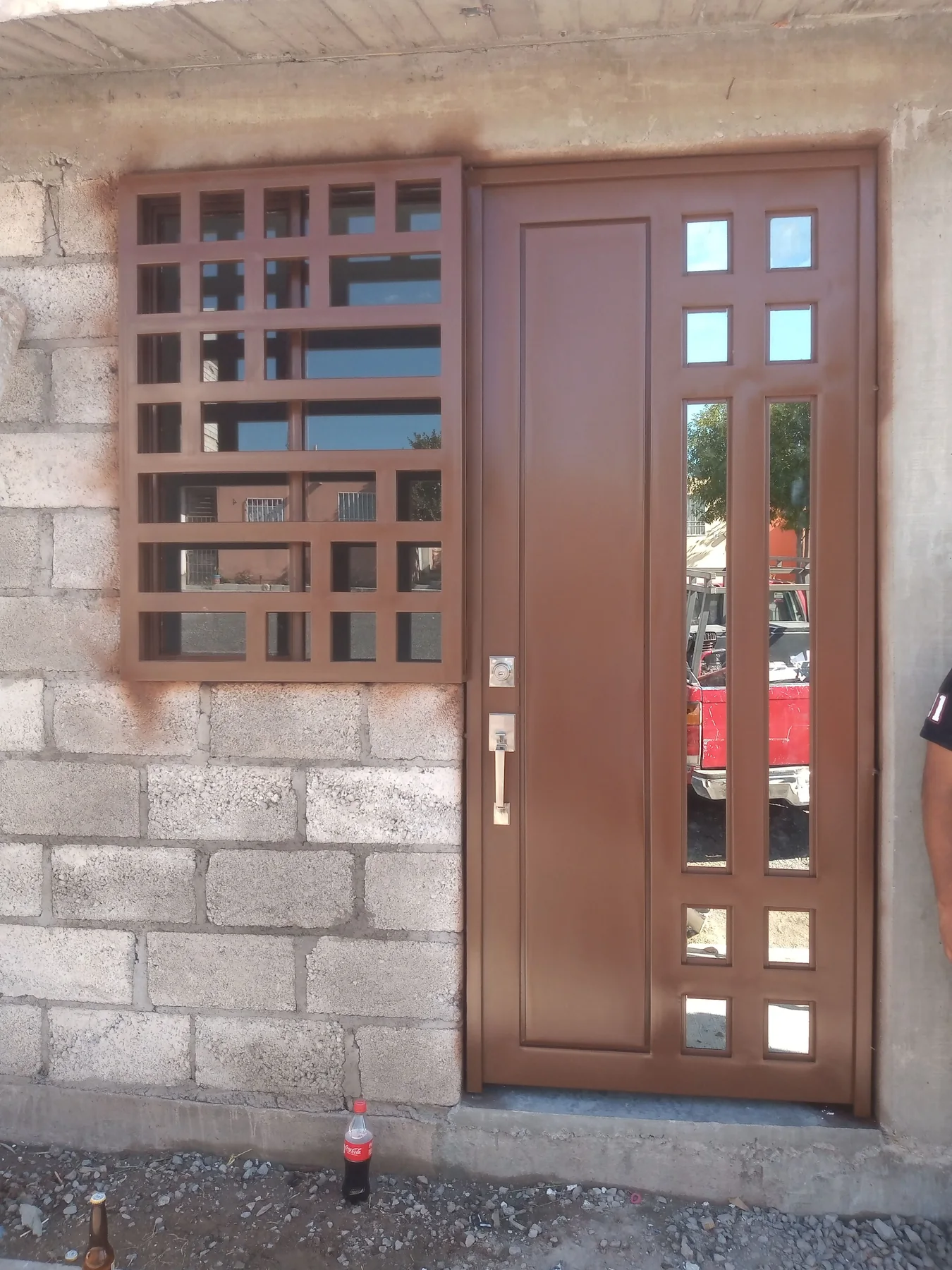 Puerta con acabado tipo madera