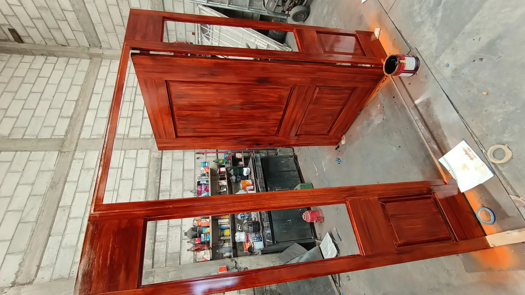 Puerta con acabado tipo madera