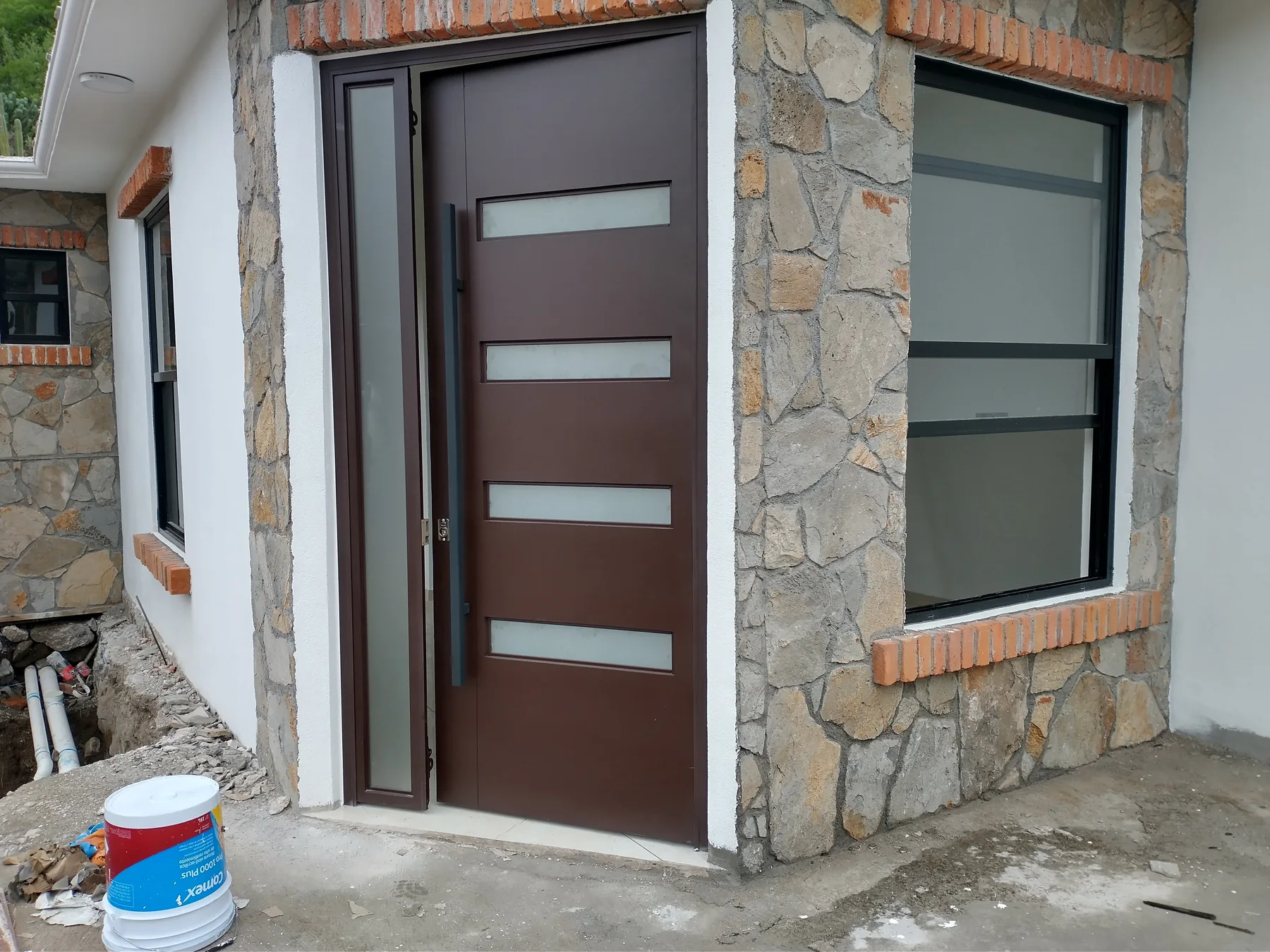 Puerta moderna realizada por Grupo FyS