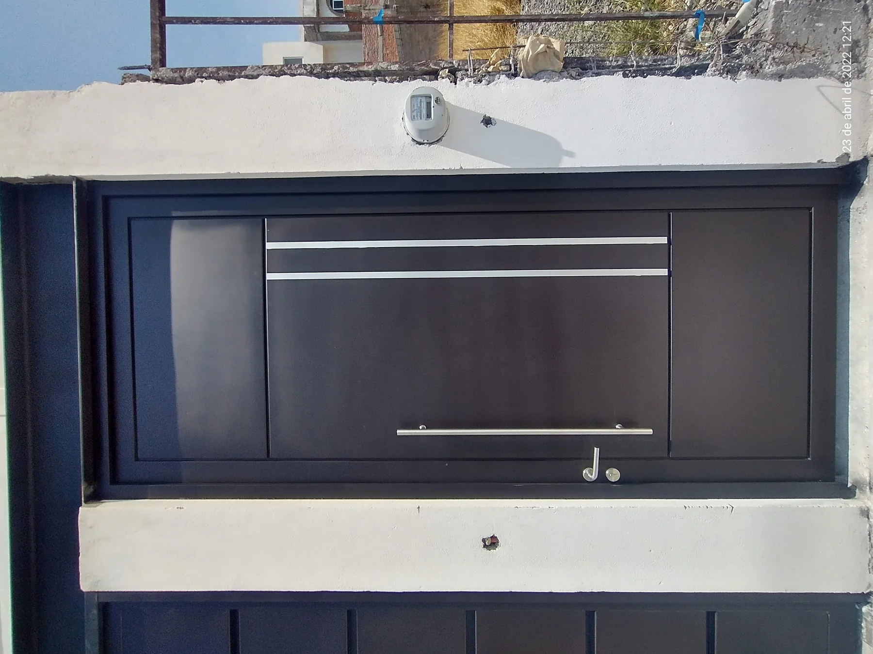 Puerta moderna realizada por Grupo FyS