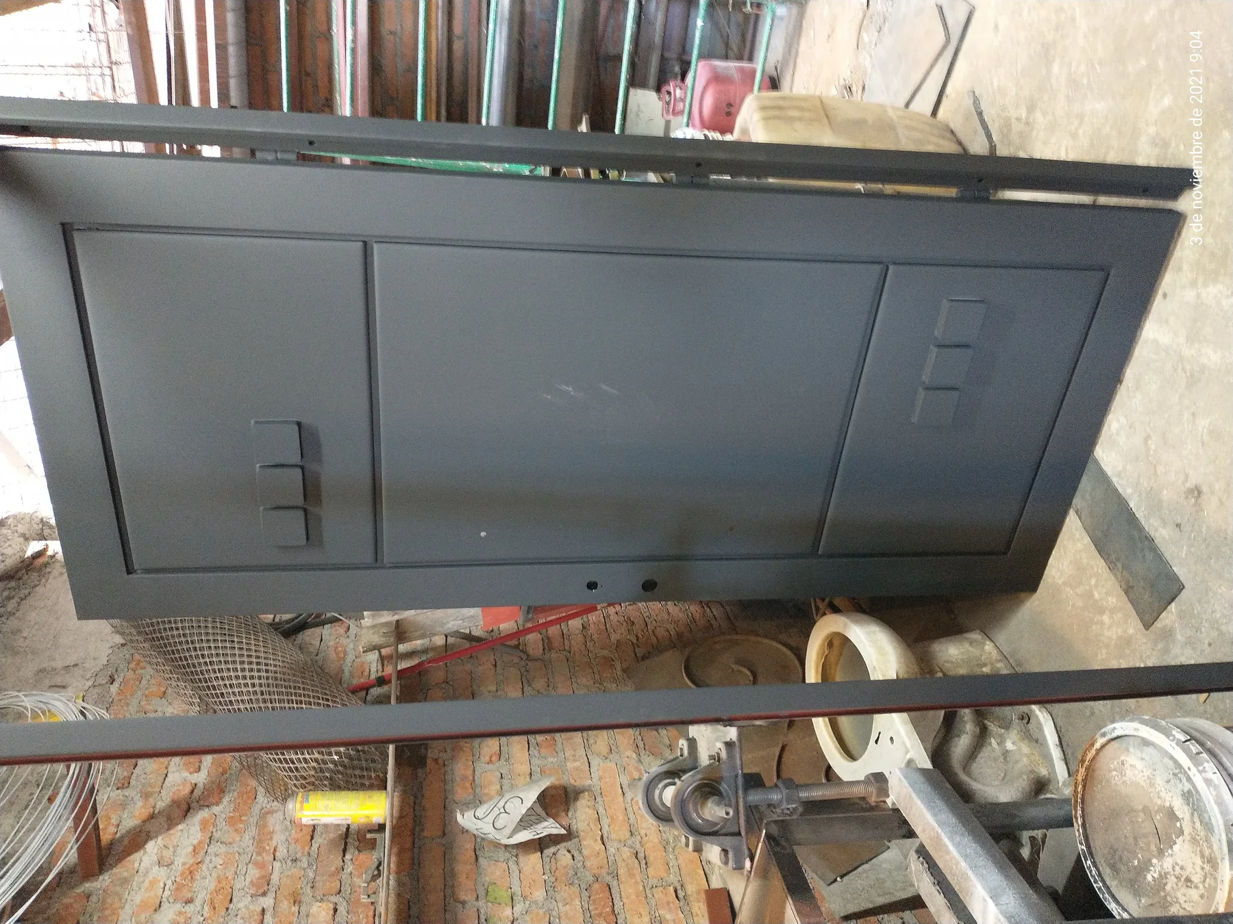 Puerta moderna realizada por Grupo FyS