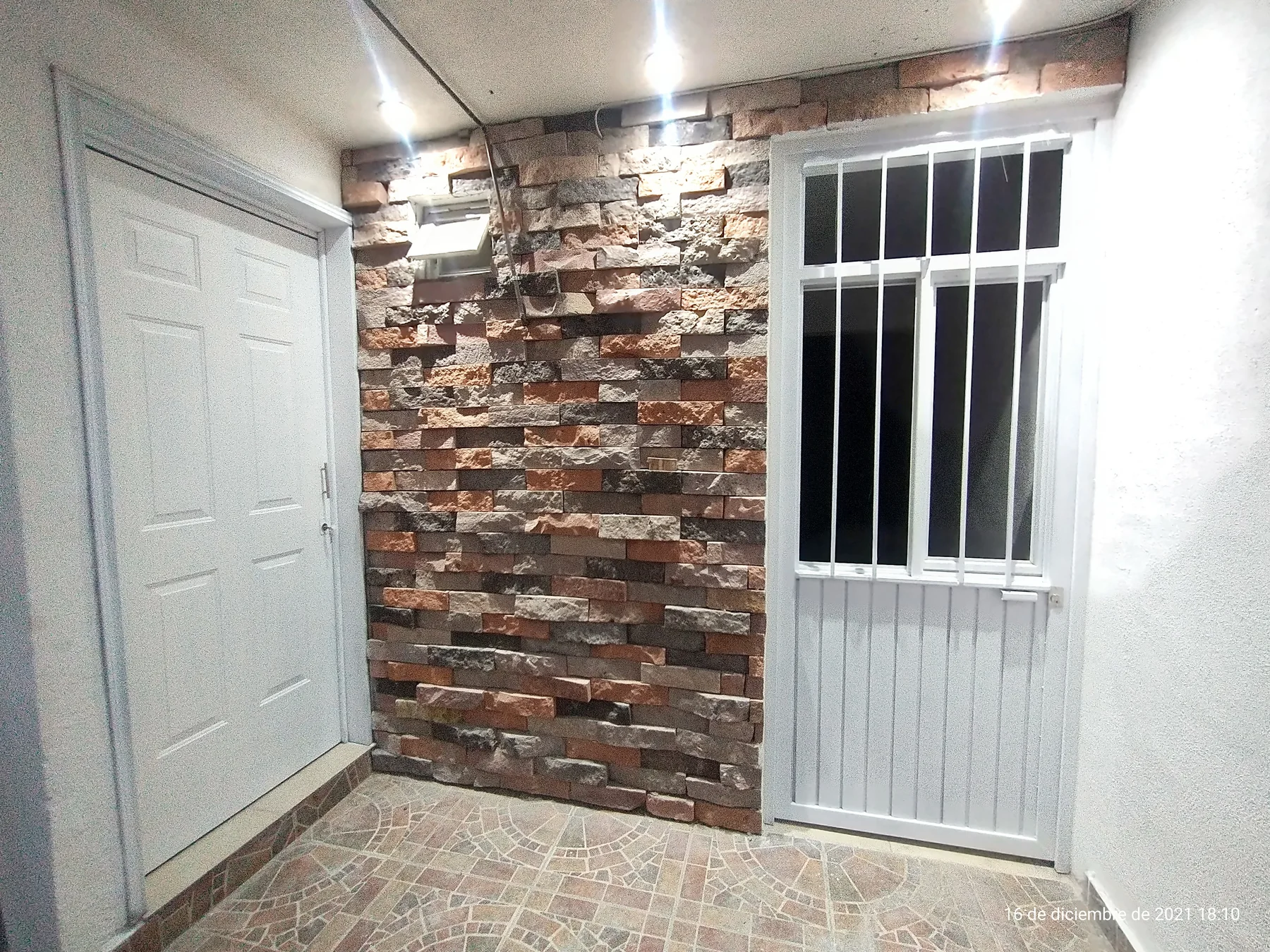 Puerta moderna realizada por Grupo FyS